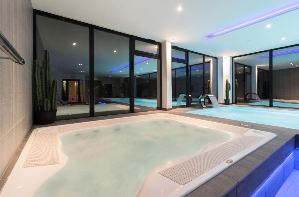 Piscine de l'établissement Carnac Lodge Hotel & Spa ou située à proximité