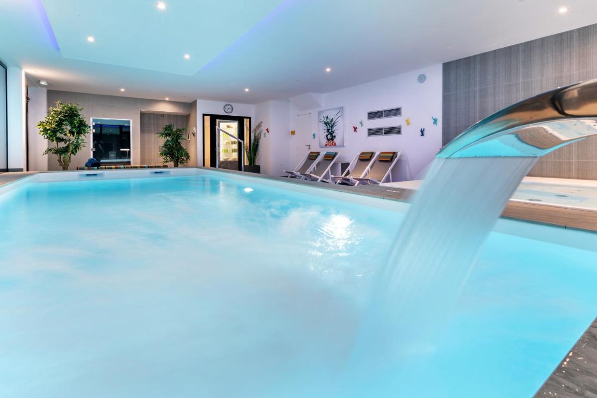 Piscine de l'établissement Carnac Lodge Hotel & Spa ou située à proximité