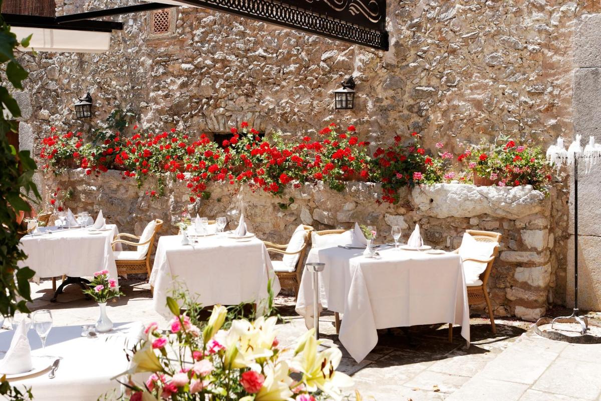 Un restaurante o sitio para comer en L’Hermitage Hotel & Spa