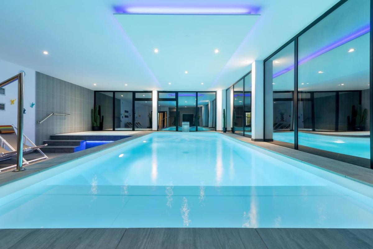Piscine de l'établissement Carnac Lodge Hotel & Spa ou située à proximité