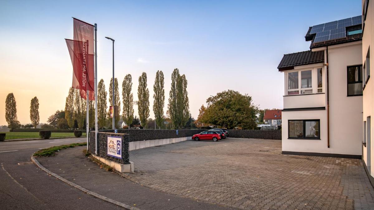 Hotel am Stadtrand - Housity