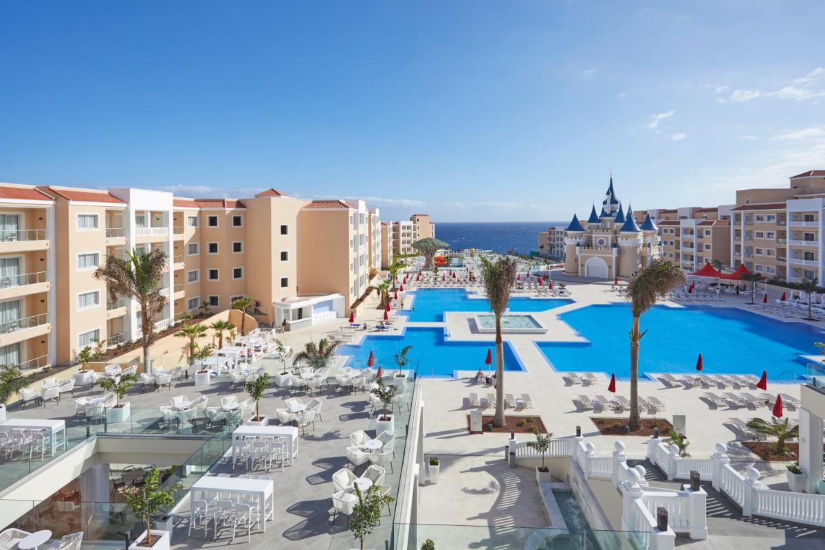 Una vista aérea de un complejo turístico con piscina. en Bahia Principe Fantasia Tenerife - All Inclusive, en San Miguel de Abona