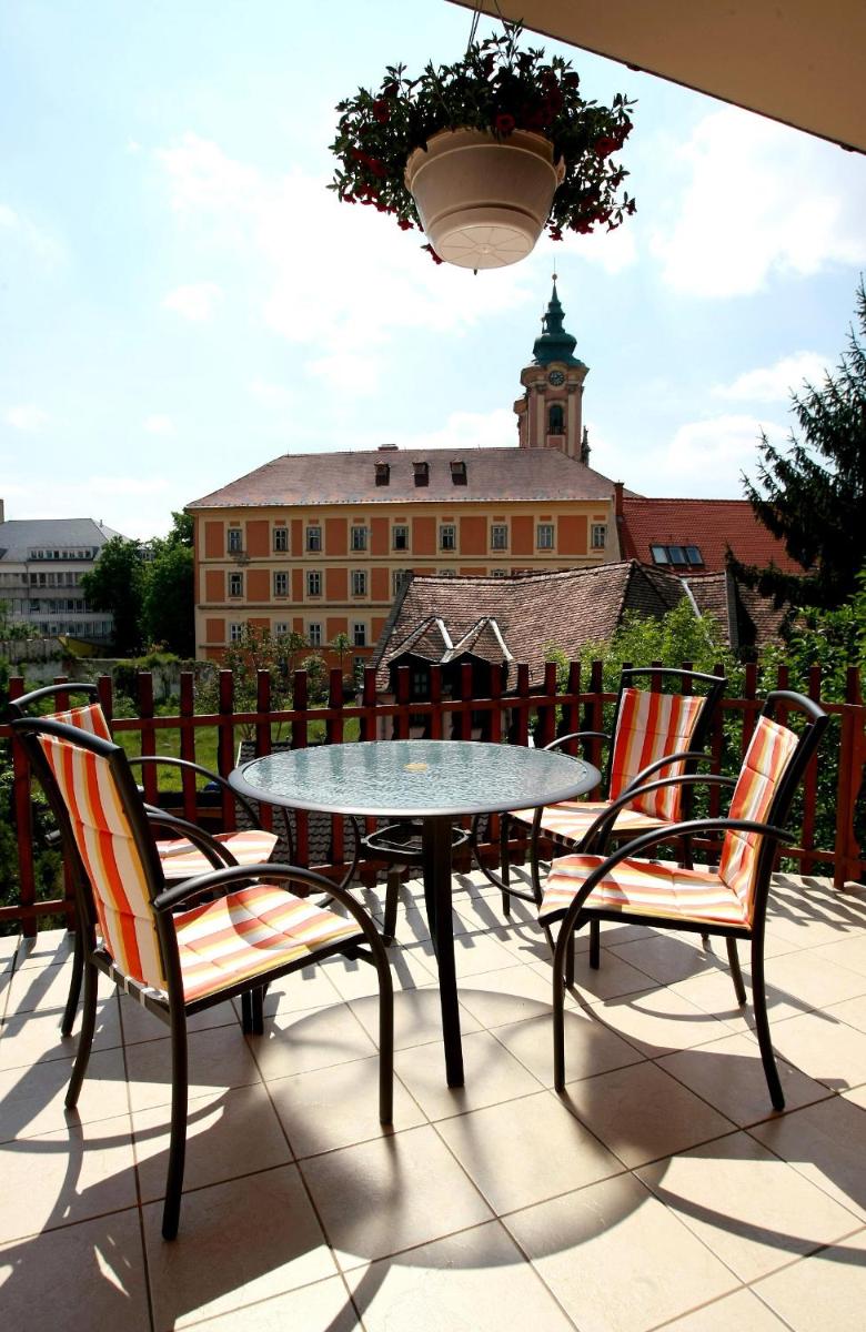 Dobó Vendégház - Housity