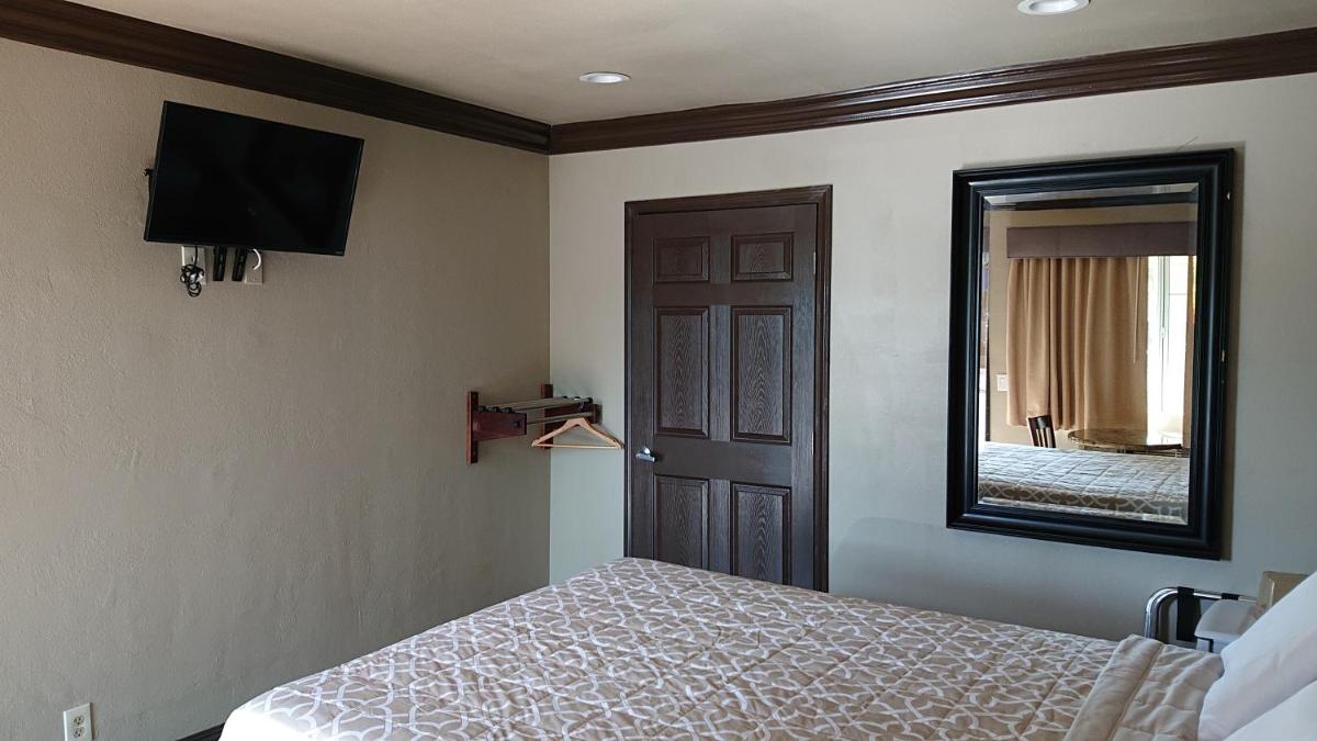 Santa Ana Travel Inn - Housity