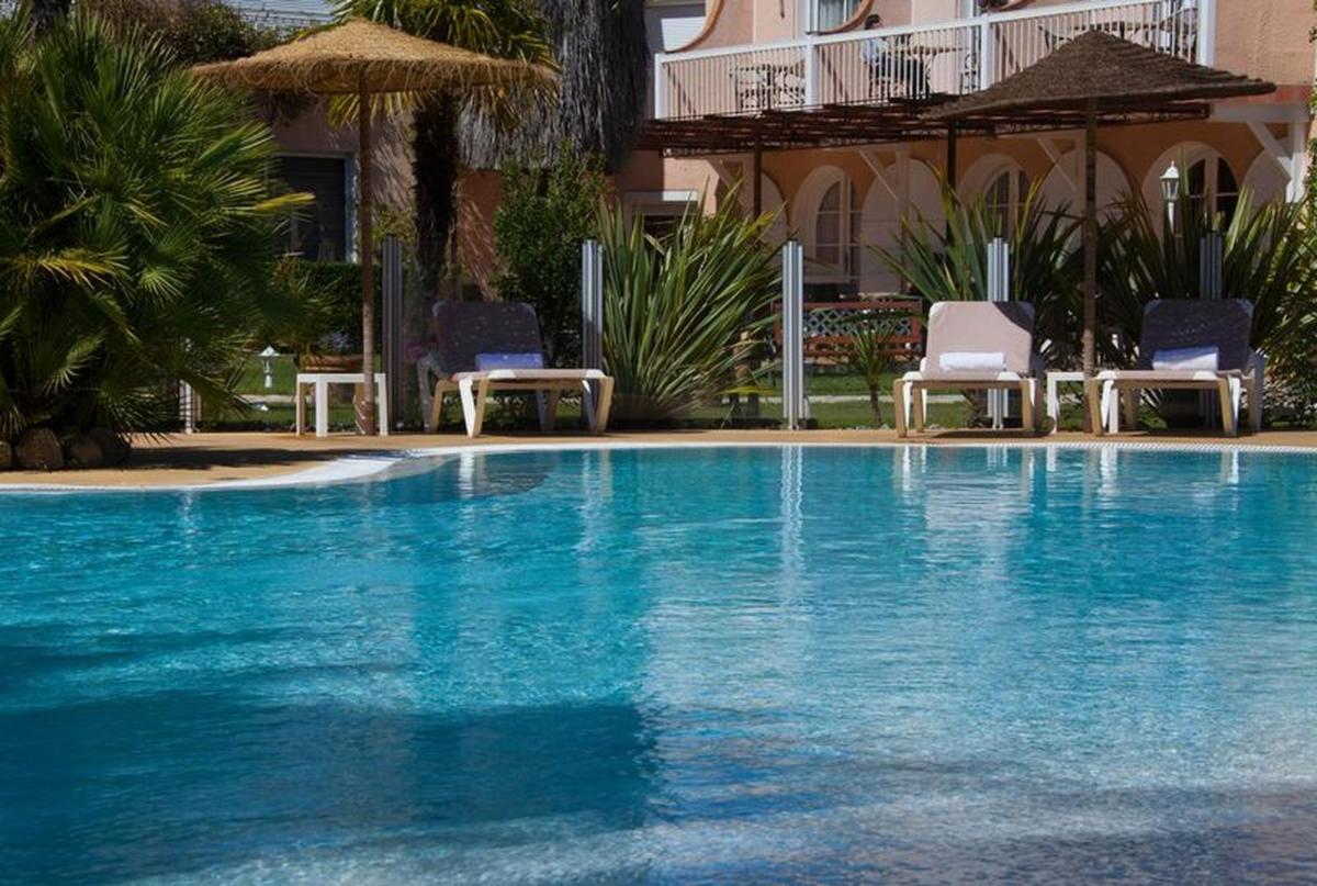 Piscine de l'établissement Le Cottage - Hotel & Spa ou située à proximité