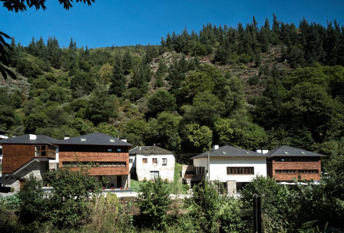 un grupo de edificios frente a una montaña en Hotel Rural Las Montañas de Pumar, en Besullo