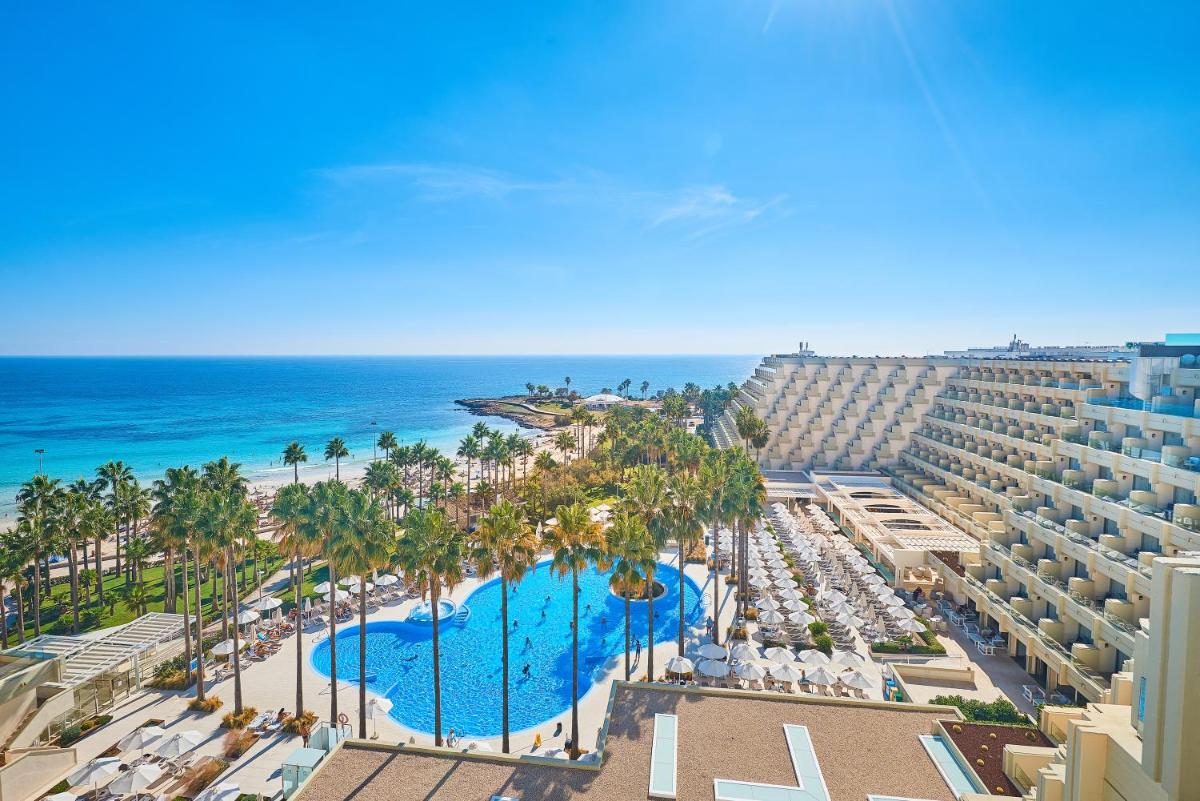 Una vista aérea de un resort con piscina y el océano. en Hipotels Mediterraneo Hotel - Adults Only, en Sa Coma