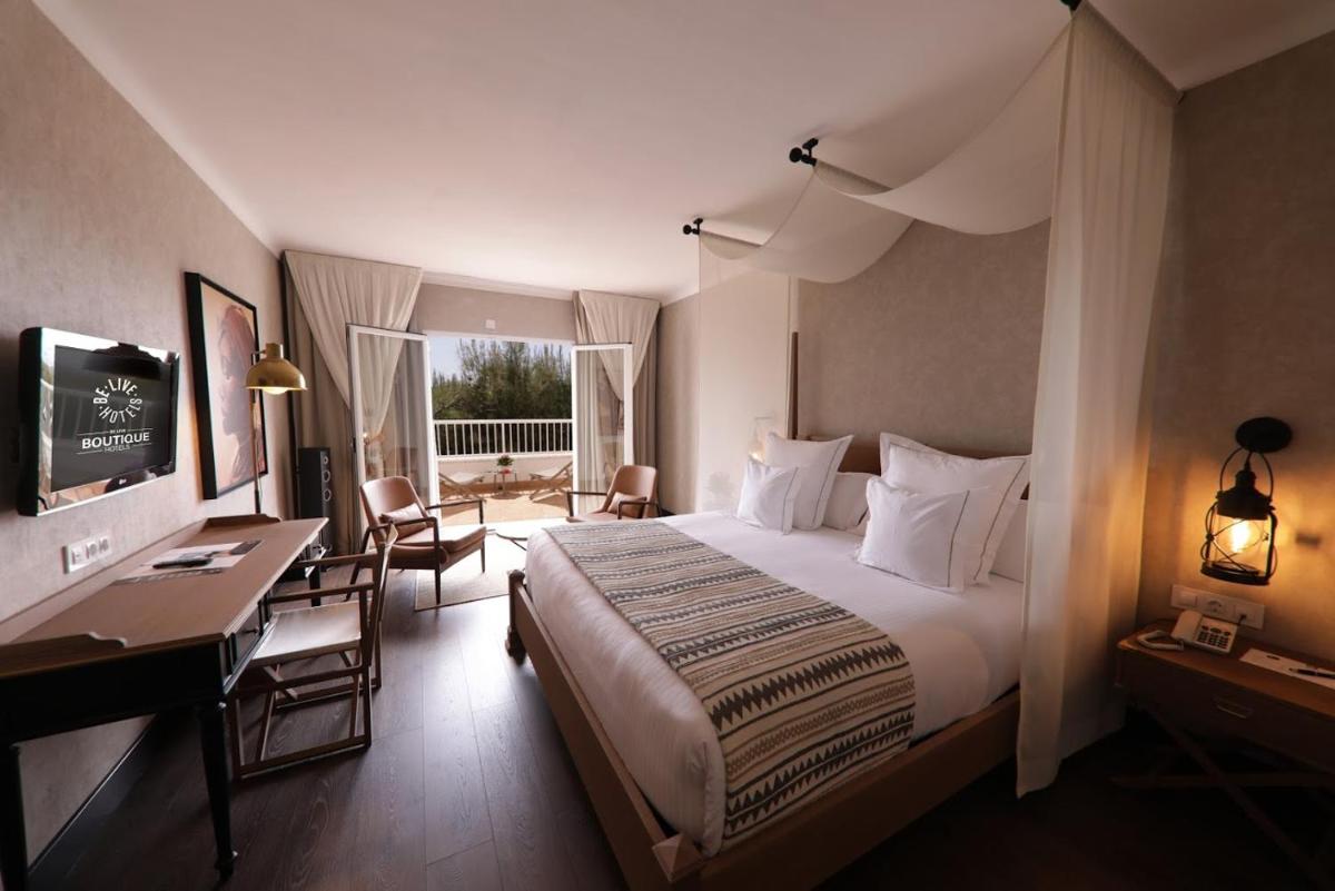 Una habitación de hotel con una cama, un escritorio y una computadora. en Be Live Adults Only La Cala Boutique Hotel, en Palma de Mallorca 33 fotos más