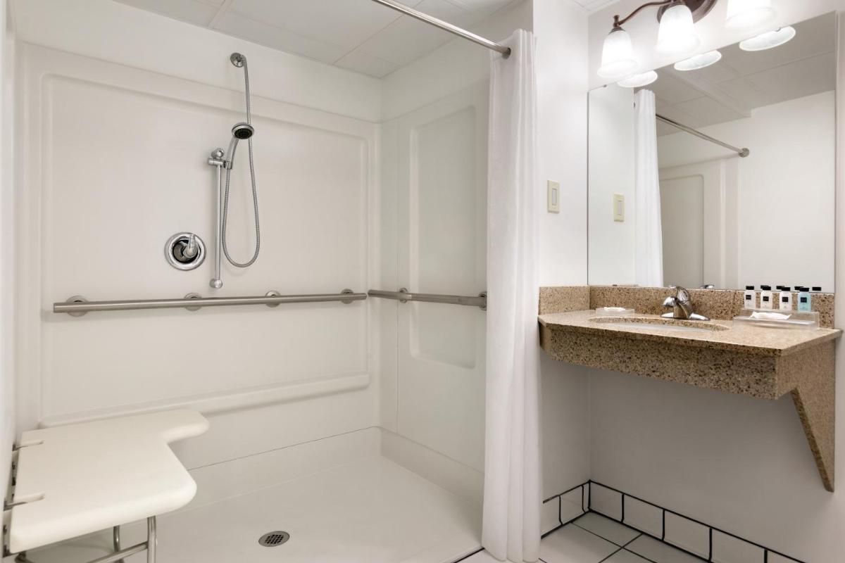 Country Inn & Suites by Radisson, Traverse City, MI - Housity