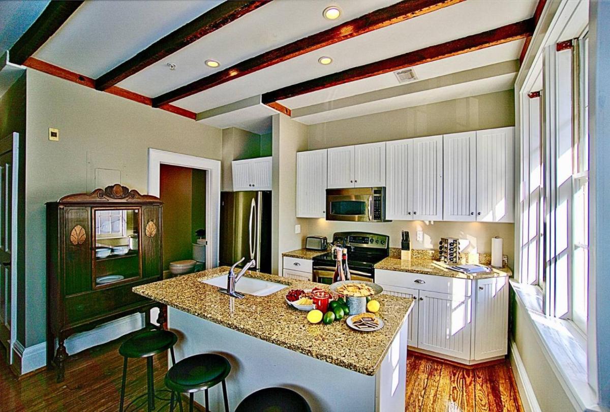 Comfy Carriage House Steps from the River - Housity