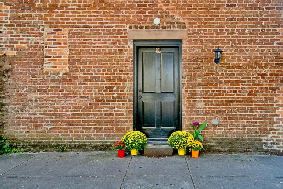 Comfy Carriage House Steps from the River - Housity