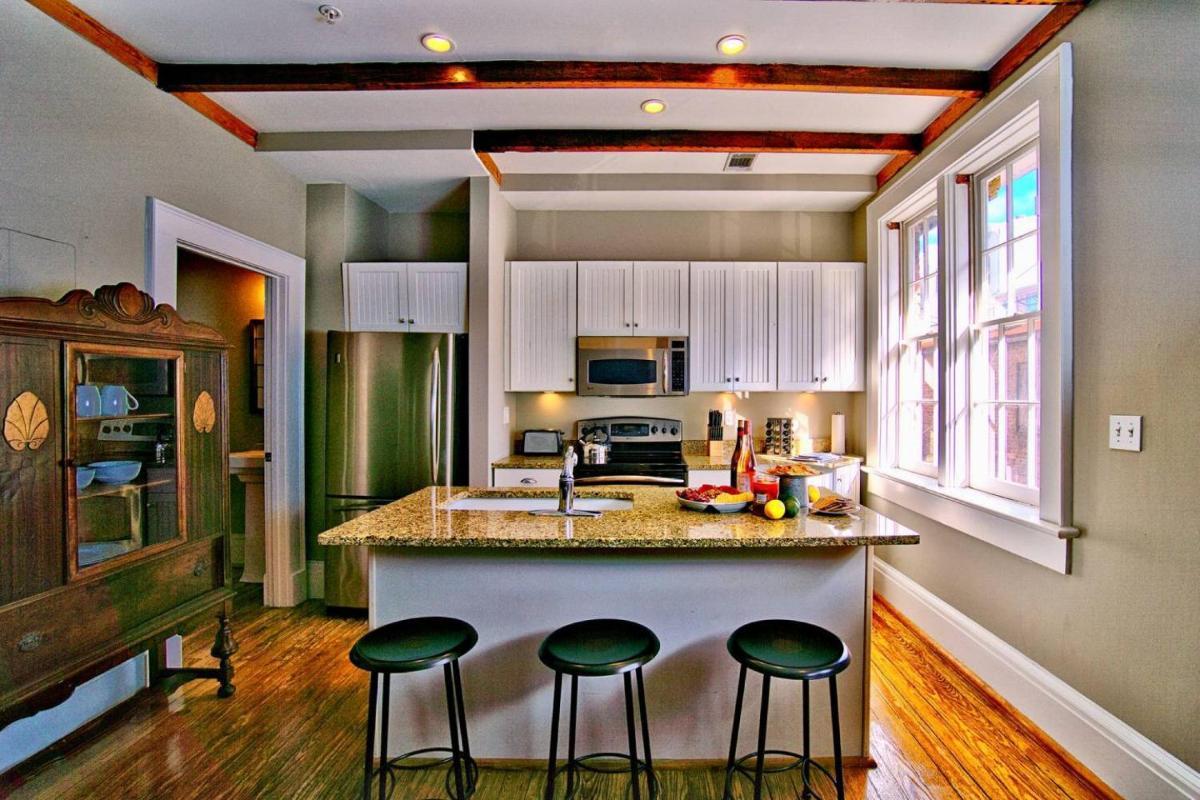 Comfy Carriage House Steps from the River - Housity