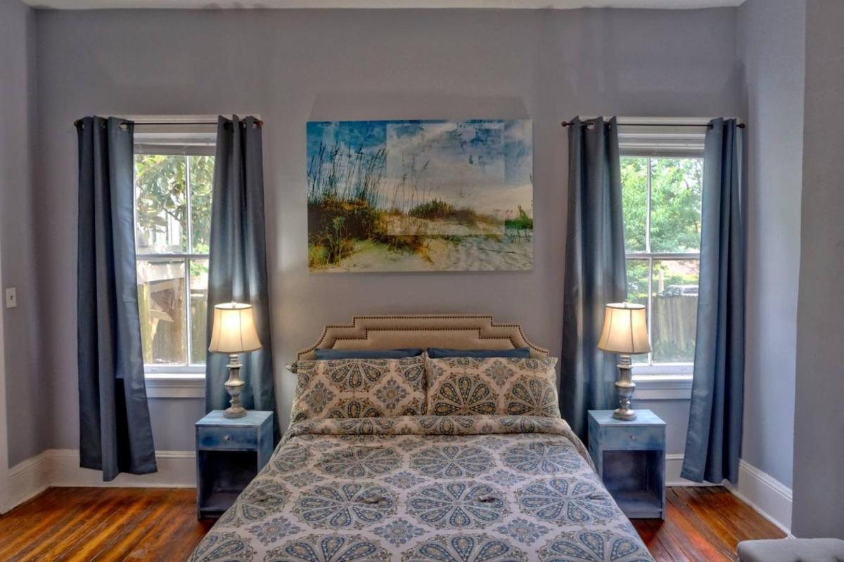 Beautiful 6 Bed, 5 Bath Historic Savannah Home - Housity