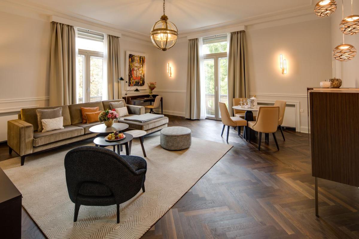 Ein Sitzbereich in der Unterkunft Steigenberger Icon Parkhotel Düsseldorf