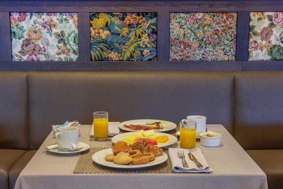 Comida en o cerca de este hotel