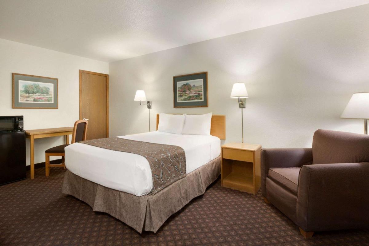 Travelodge by Wyndham Belen - Housity