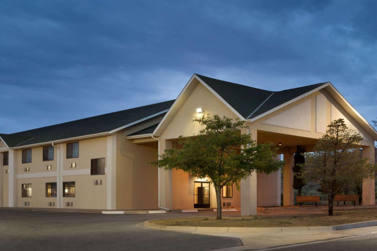 Travelodge by Wyndham Belen - Housity