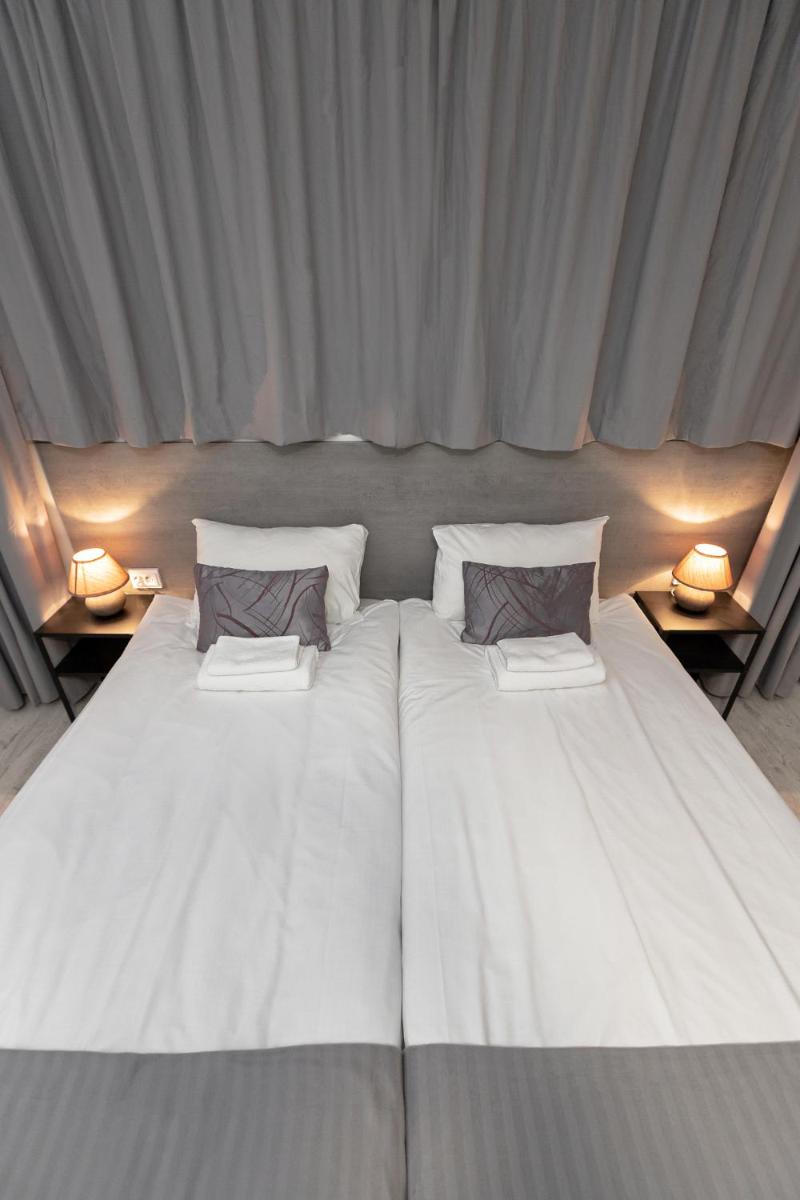 HappyInn Rooms - Housity
