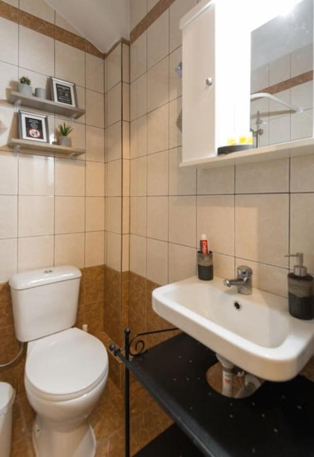 Suitetrails - Central Studio! Fiber WiFi, AC, Private, Self Check-in!