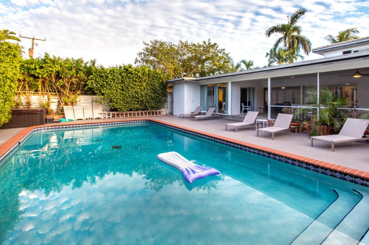 Chateau Hollywood Luxury Home & Pool Near Hollywood Broadwalk - Housity