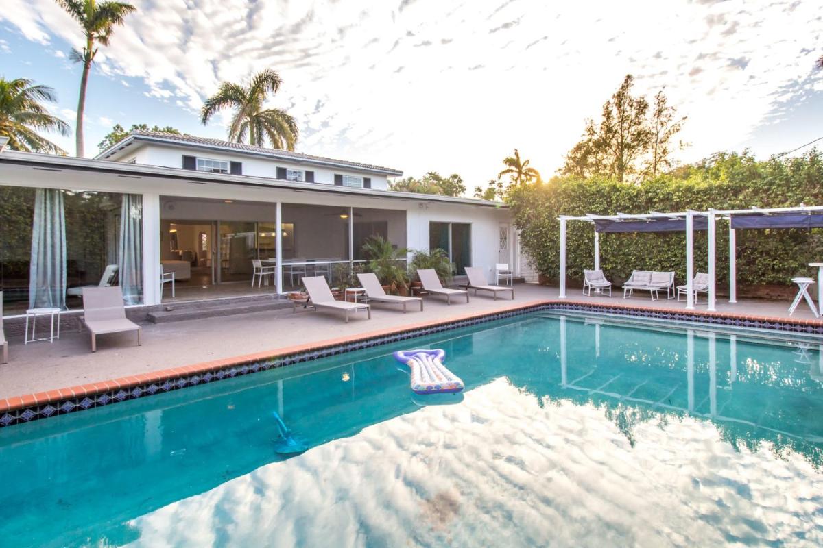 Chateau Hollywood Luxury Home & Pool Near Hollywood Broadwalk - Housity