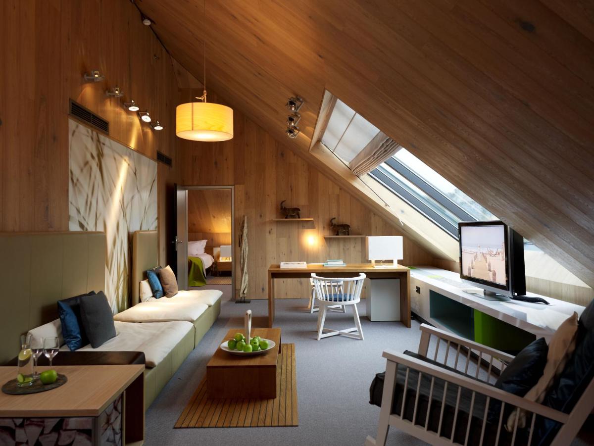 ein Wohnzimmer mit Couch und Tisch in der Unterkunft Sofitel Munich Bayerpost in München ein Wohnzimmer mit Couch und Tisch in der Unterkunft Sofitel Munich Bayerpost in München