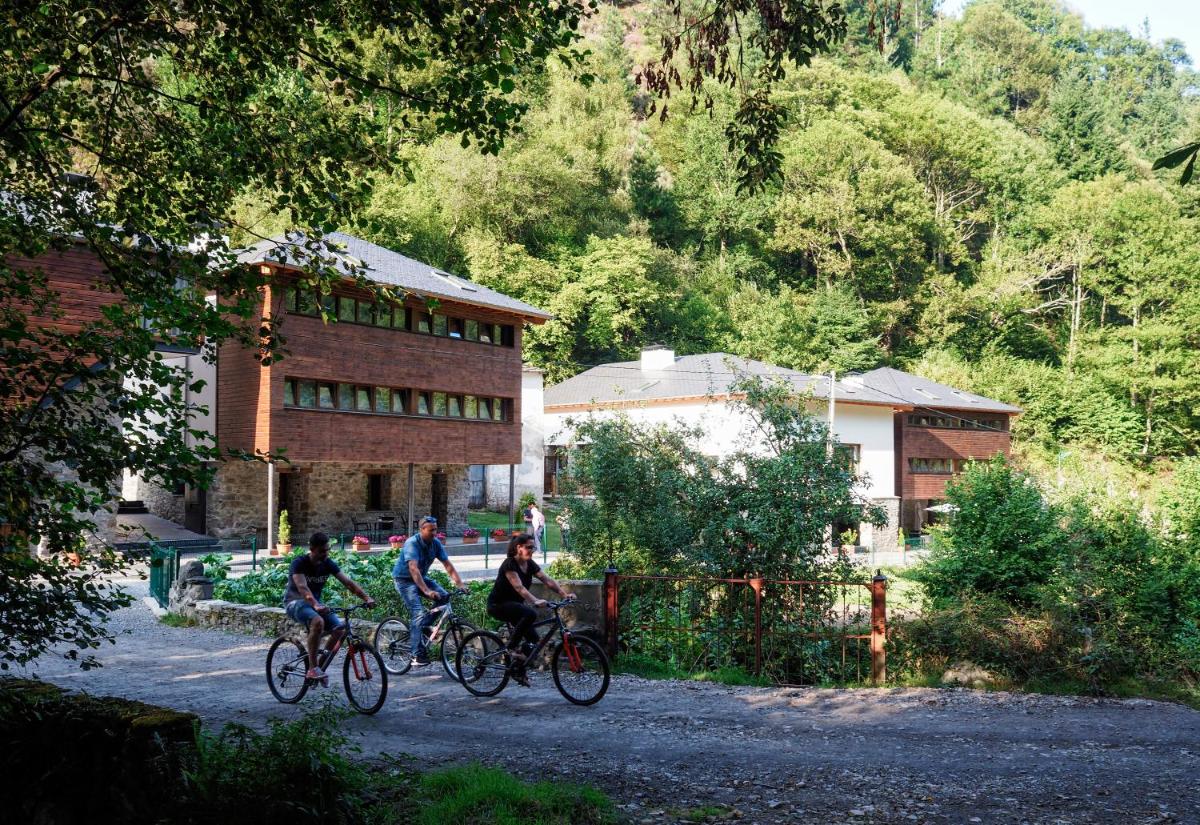 Montar en bicicleta en Hotel Rural Las Montañas de Pumar o alrededores