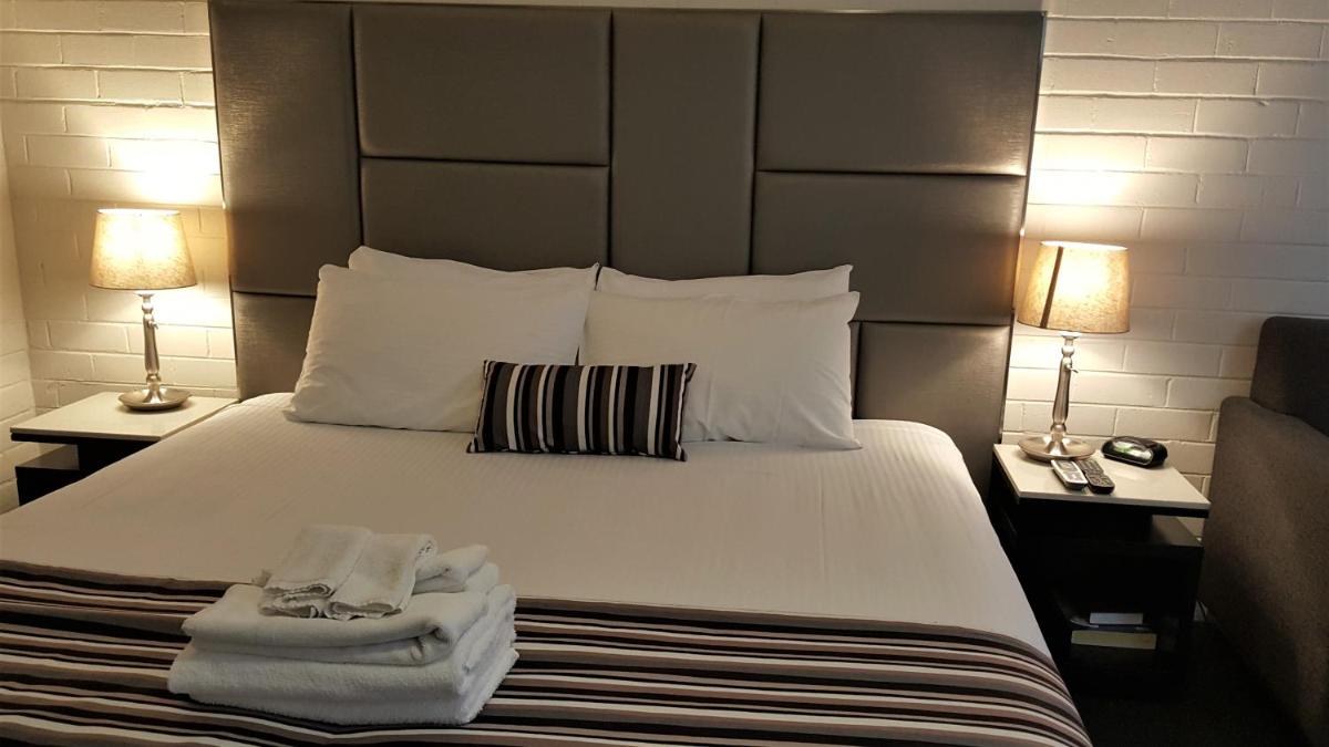 Hibiscus Lakeside Motel - Housity