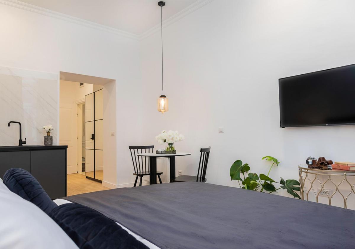 Pierrot & Pierrette - Housity
