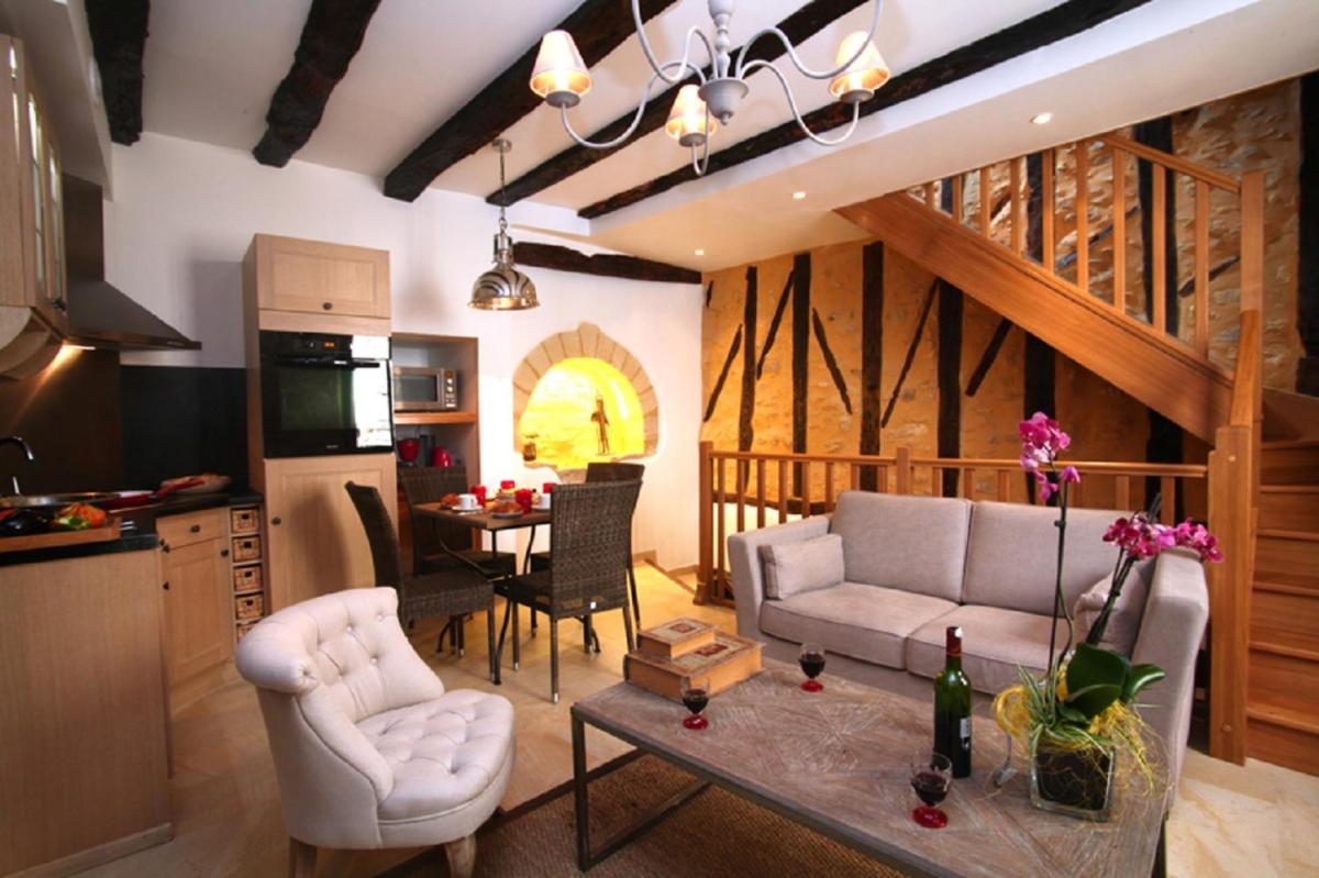 In Sarlat Luxury Rentals, Medieval Cente - Gite Barry - Housity