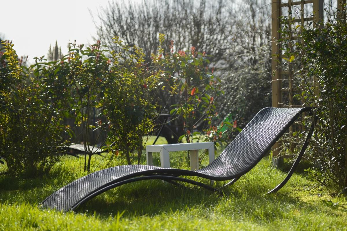 Jardin de l'établissement Contact hôtel - Hôtel Les Bleuets & SPA