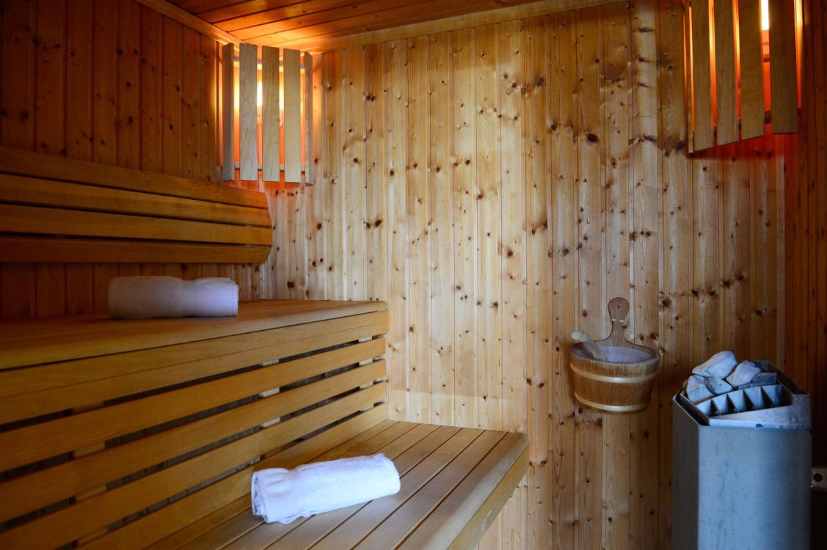 Photo de la galerie de l'établissement Contact hôtel - Hôtel Les Bleuets & SPA, à Honfleur