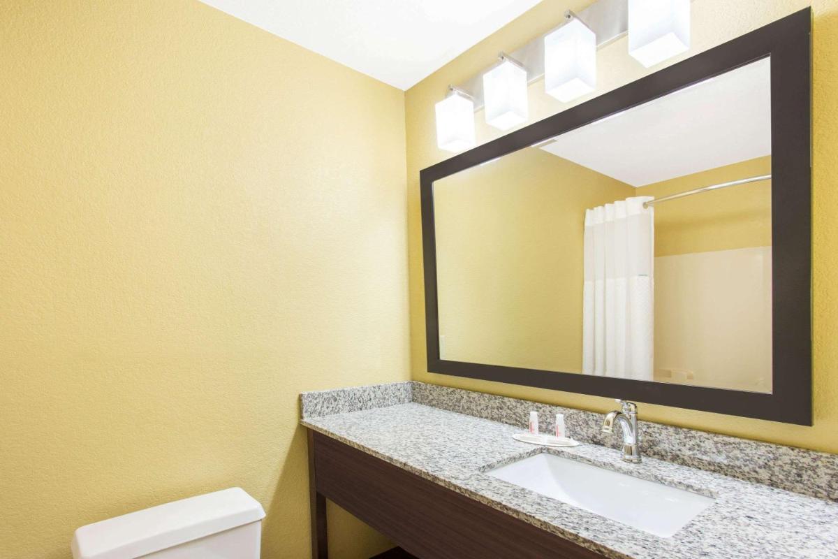 Days Inn & Suites by Wyndham Davenport East - Housity