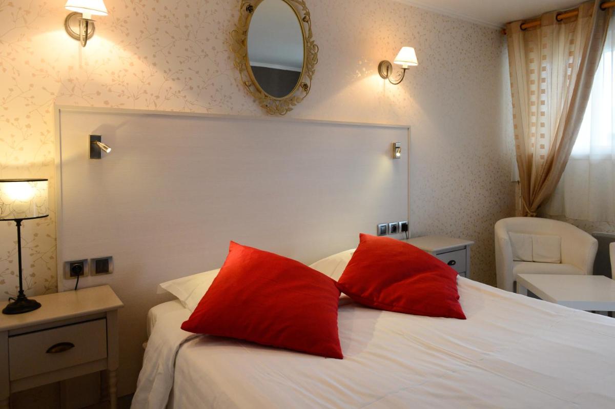 Un ou plusieurs lits dans un hébergement de l'établissement Contact hôtel - Hôtel Les Bleuets & SPA