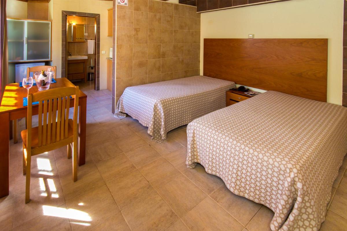 Uma cama ou camas num quarto em Choromar Apartments