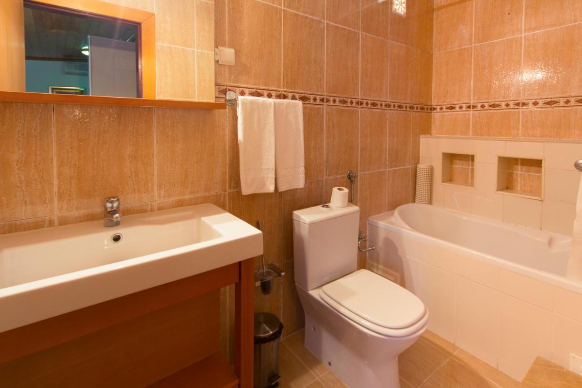Uma casa de banho em Choromar Apartments