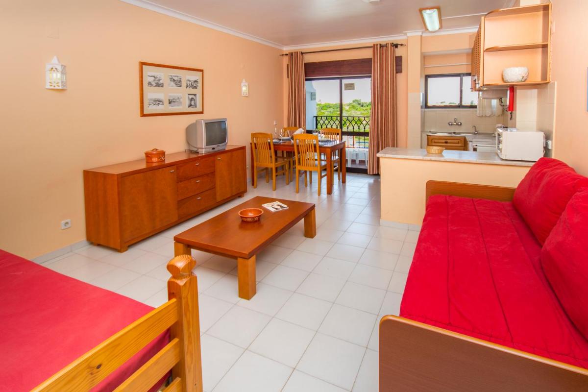 Uma televisão e/ou sistema de entretenimento em Choromar Apartments