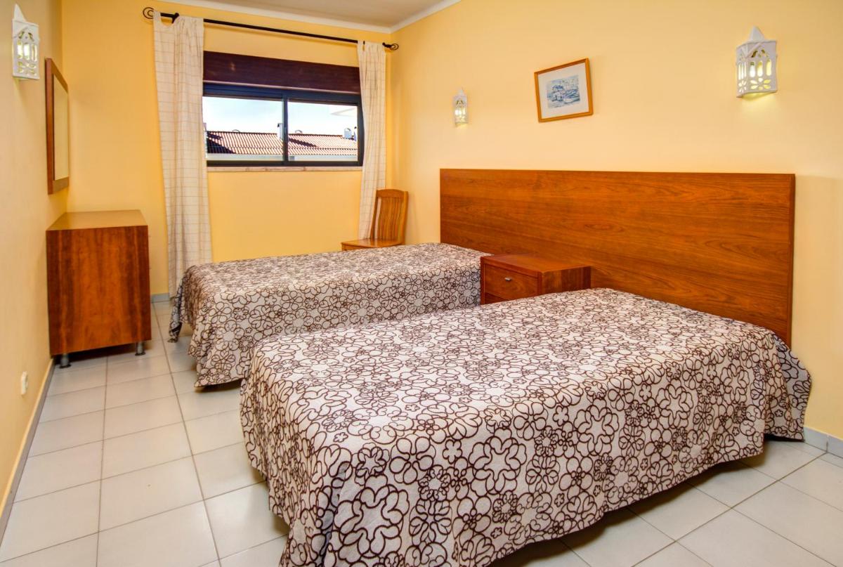 Uma cama ou camas num quarto em Choromar Apartments