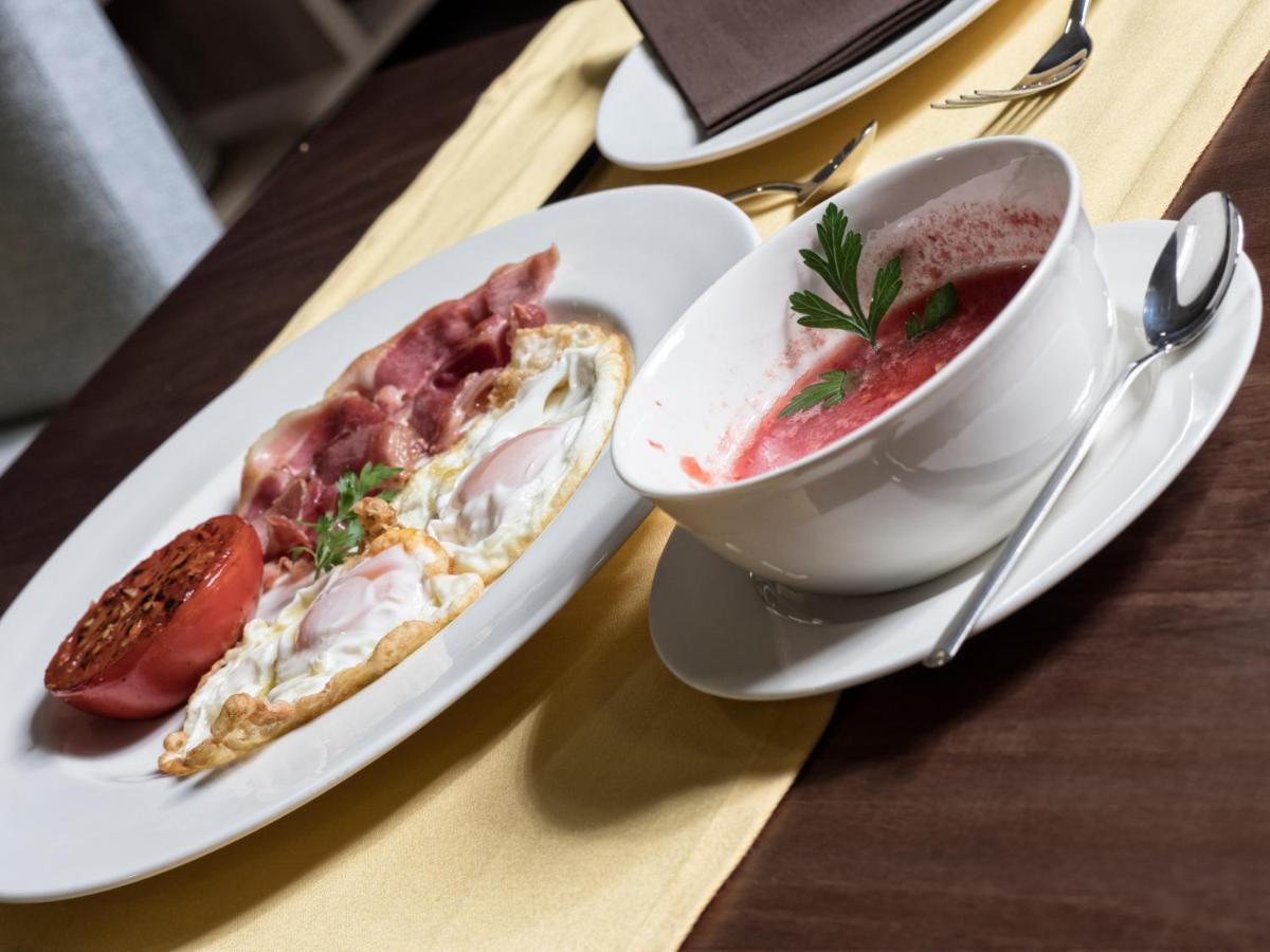 Comida en o cerca de este hotel