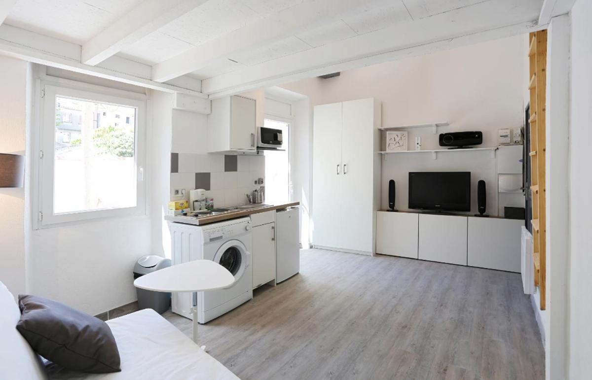 GregBnb - Studio Terrasse - PARKING INCLUS - CLIMATISÉ - 15min Gare - Housity