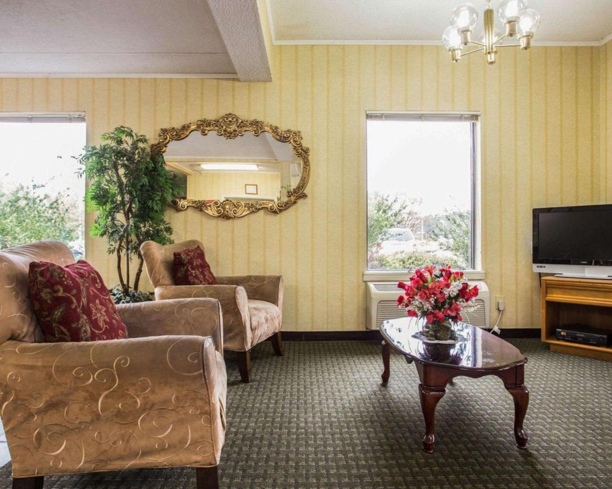 Econo Lodge Inn & Suites Lugoff - Housity