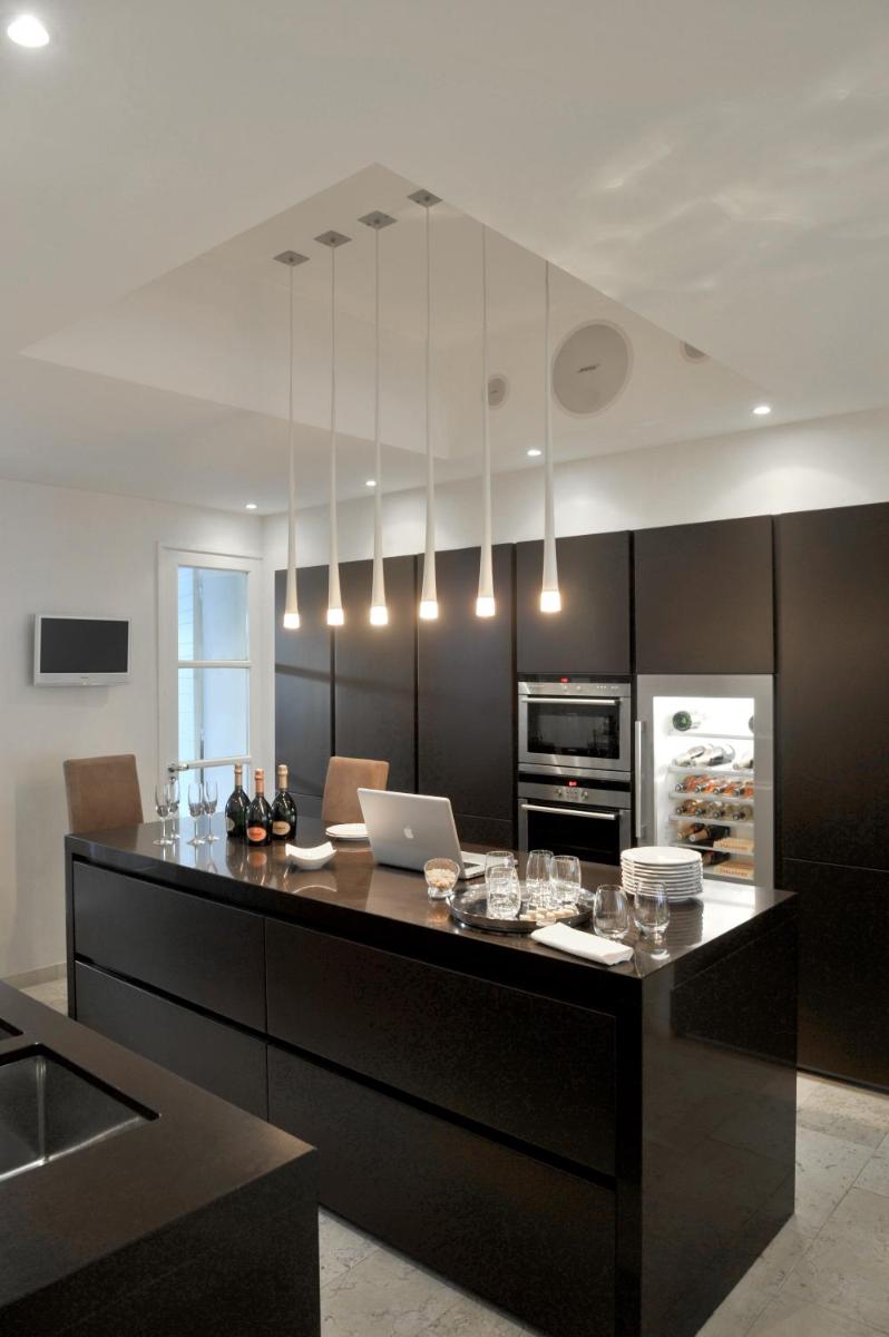 - une cuisine avec une grande île dotée d'un ordinateur portable dans l'établissement La Maison d'Aix 1785 - Hôtel Particulier & Spa, à Aix-en-Provence