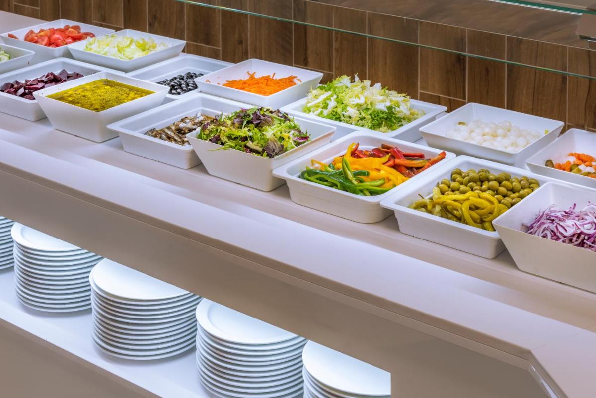 Comida en o cerca de este hotel