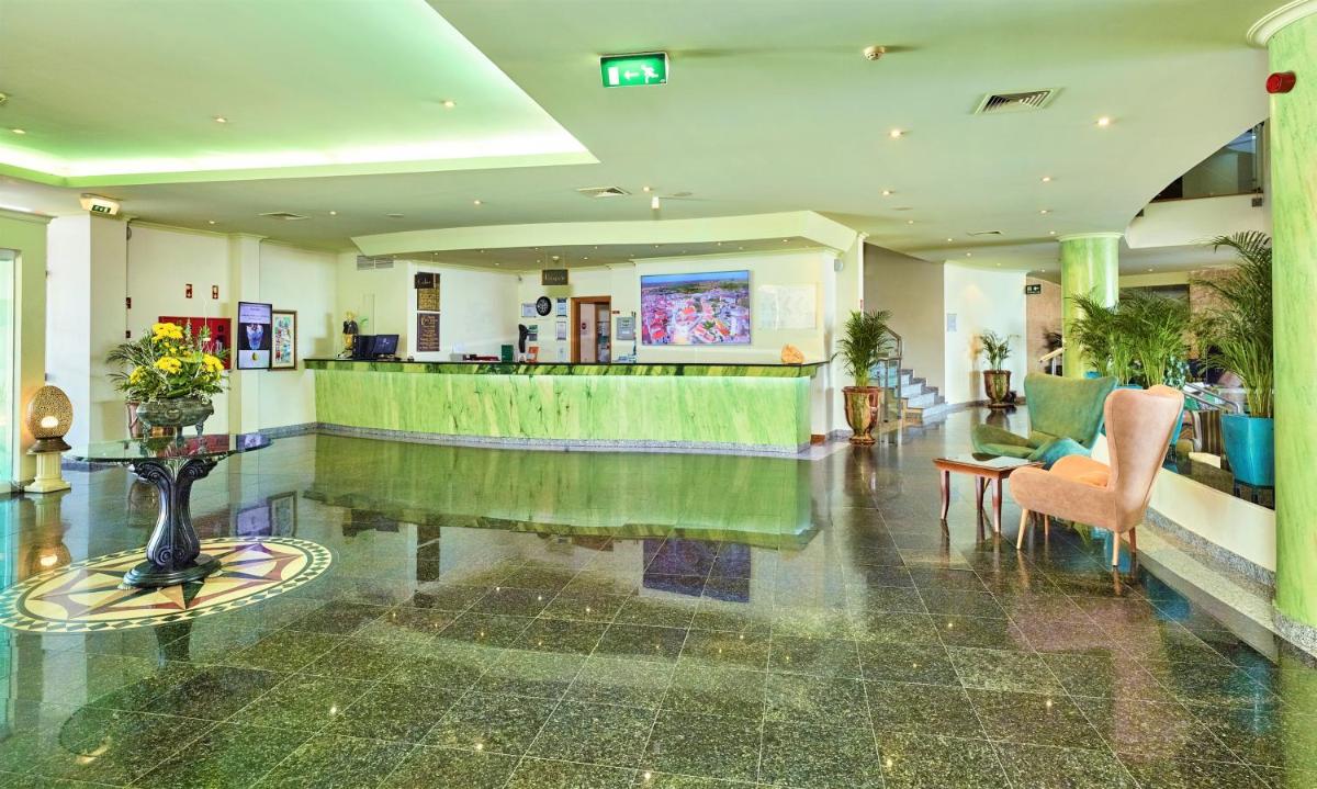 Uma televisão e/ou sistema de entretenimento em Hotel Baia Grande