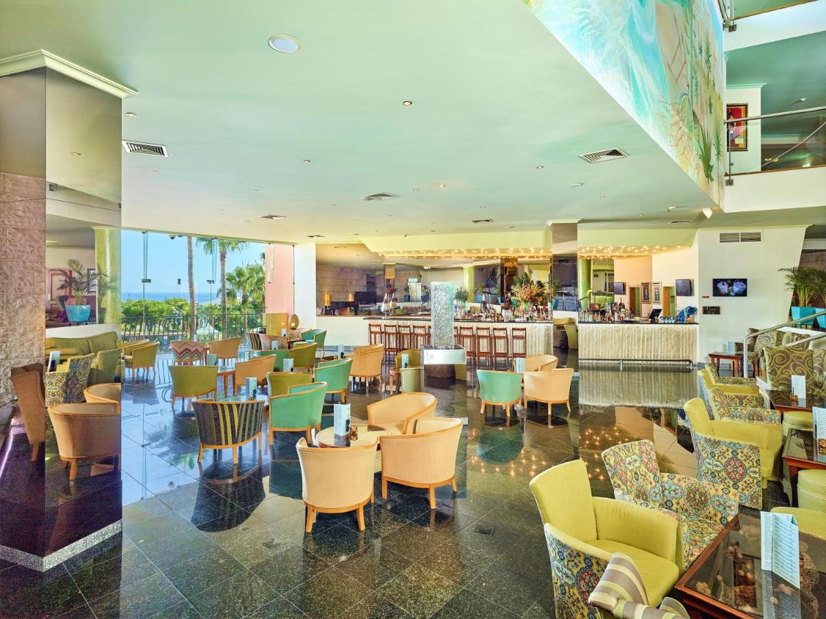 Uma área de estar em Hotel Baia Grande
