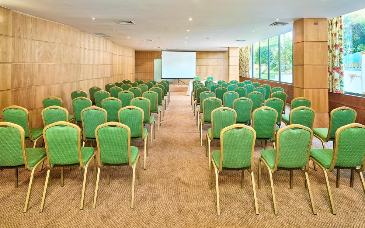 A área empresarial e/ ou a sala de conferências de Hotel Baia Grande