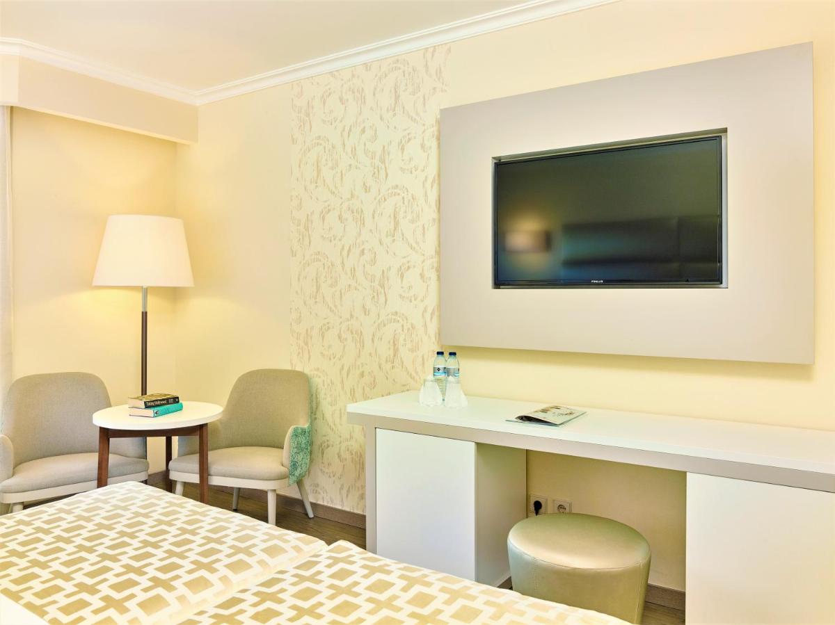 Uma televisão e/ou sistema de entretenimento em Hotel Baia Grande