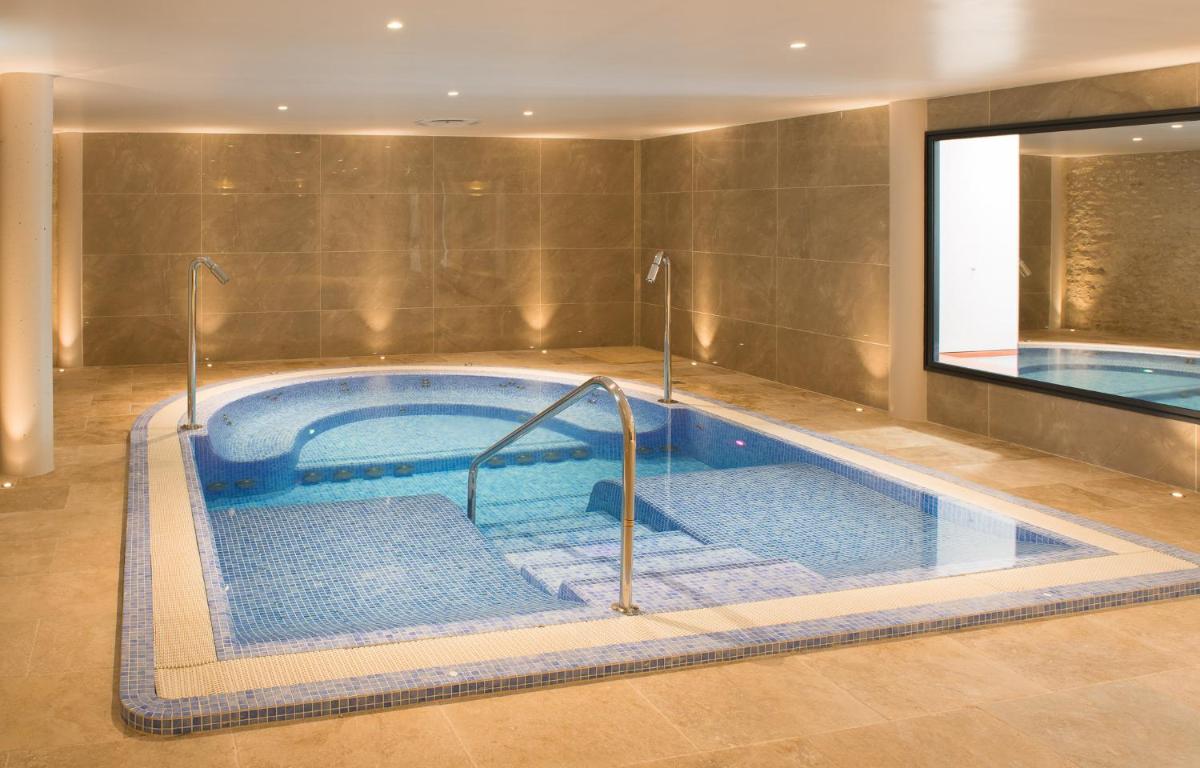 Piscine de l'établissement Château des Vigiers ou située à proximité