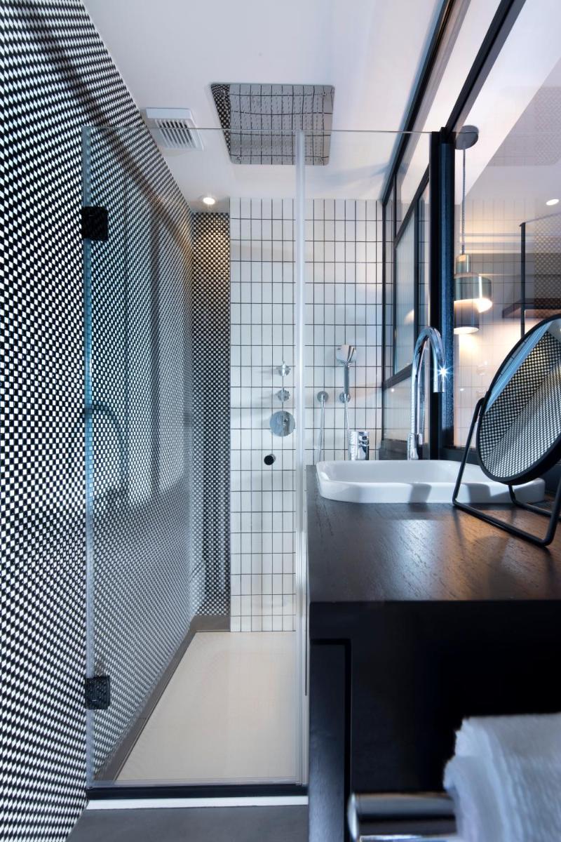 une salle de bain avec douche et lavabo dans l'établissement Maison ELLE Paris, à Paris