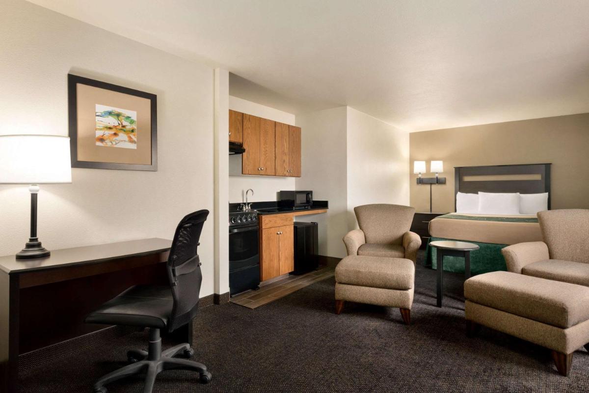 Baymont by Wyndham Glendive - Housity